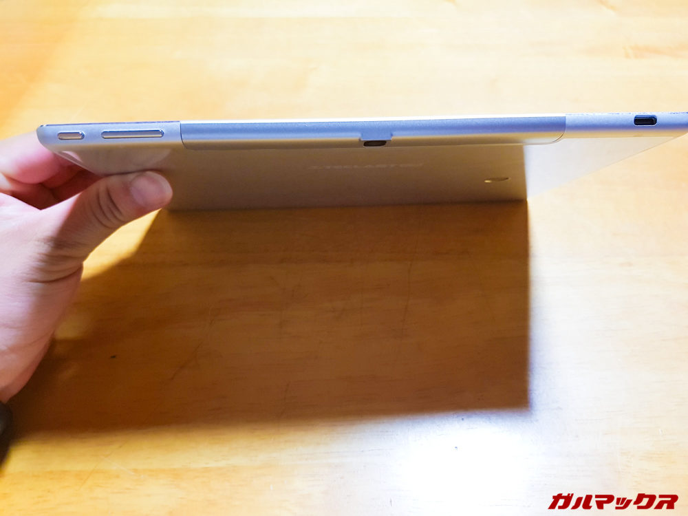 上側面にはボタン類とUSB-C端子があります