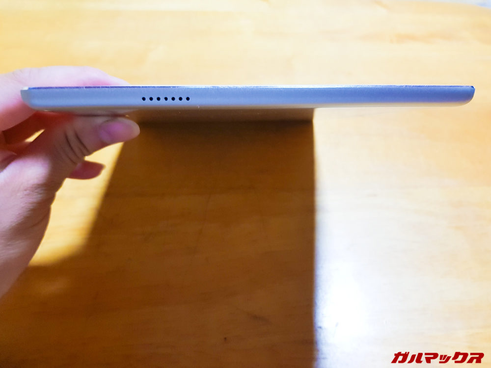 右側面にはスピーカーがあります