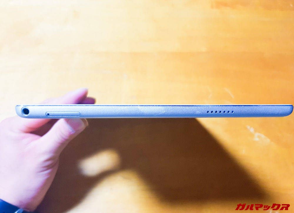 左側面にはスピーカーとMicro SD/SIMスロットがあります