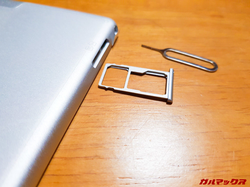 MicroSD/SIMスロットは付属のピンを利用して開けましょう