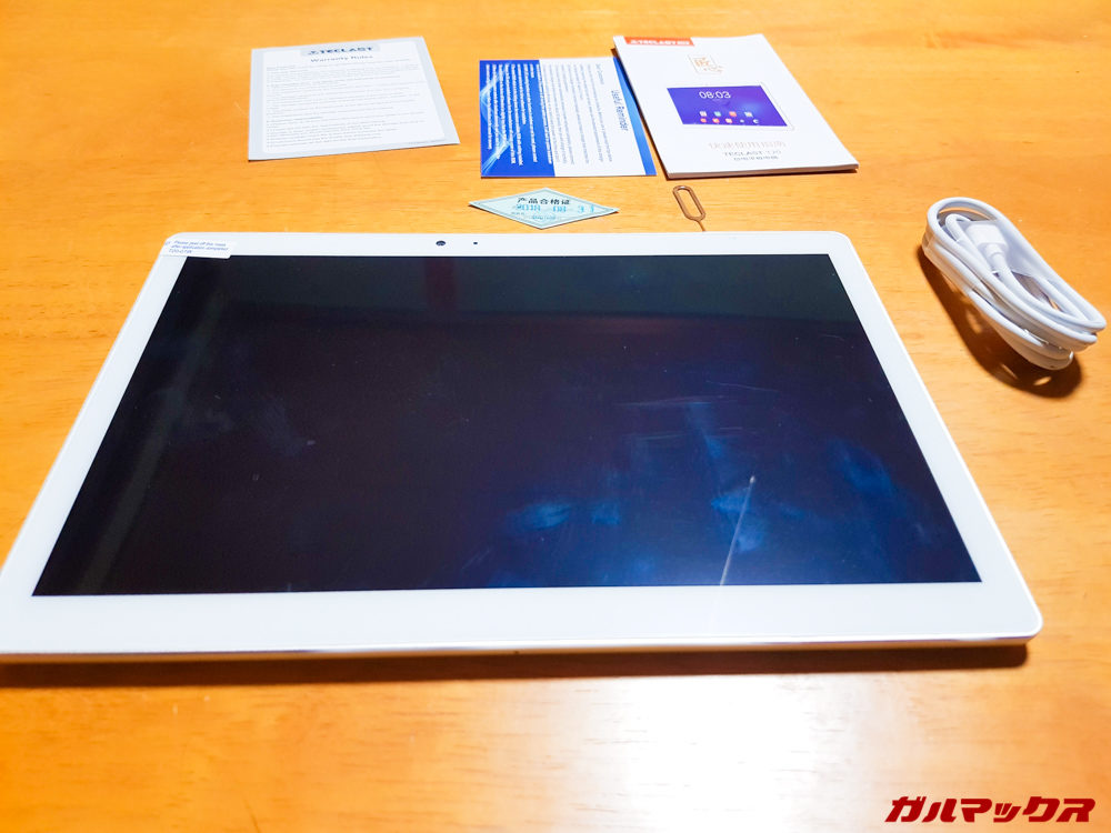 同梱品はマニュアル類とUSB-Cケーブルの2種類