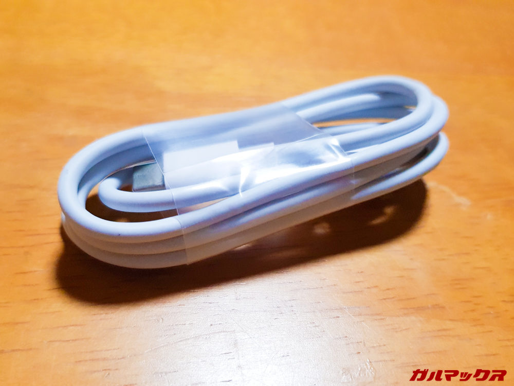 付属のUSB-Cケーブルは少し短め