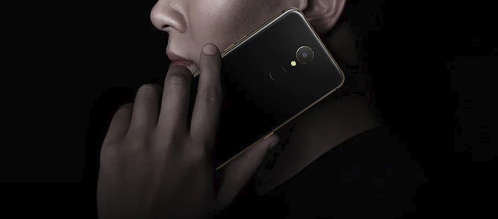 GOME U7は縦長ディスプレイを搭載しているので画面サイズの割にスリムで持ちやすいことが特徴です。