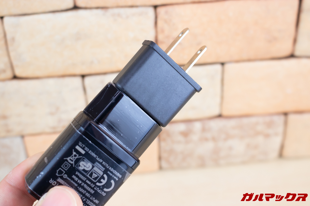 ALLDOCUBE M5Xの付属充電器を利用するにはプラグ変換アタッチメントが必要です。