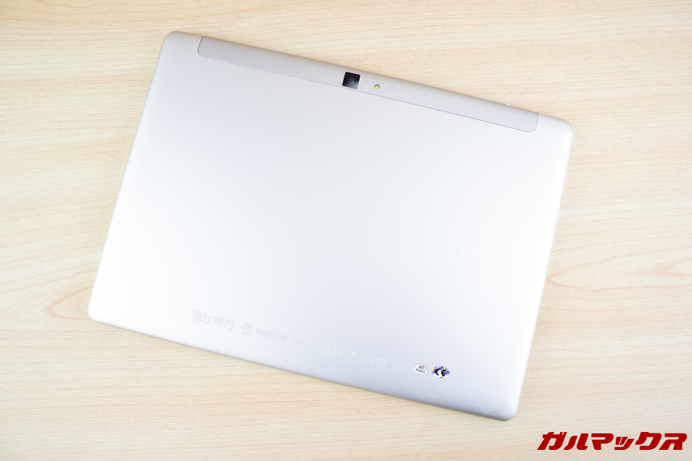 ALLDOCUBE M5Xの背面はシルバーカラーで指紋が目立たず扱いやすい素材でした。