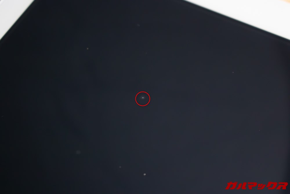 ALLDOCUBE M5Xに付属するフィルムは貼付け済み状態でゴミや気泡、位置ずれなど品質は良くありません。