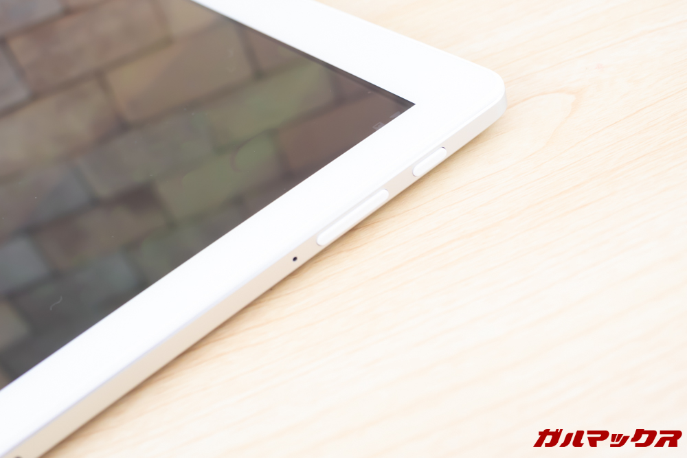 ALLDOCUBE M5Xの電源ボタンとボリュームキーは本体右側面に備わっています。