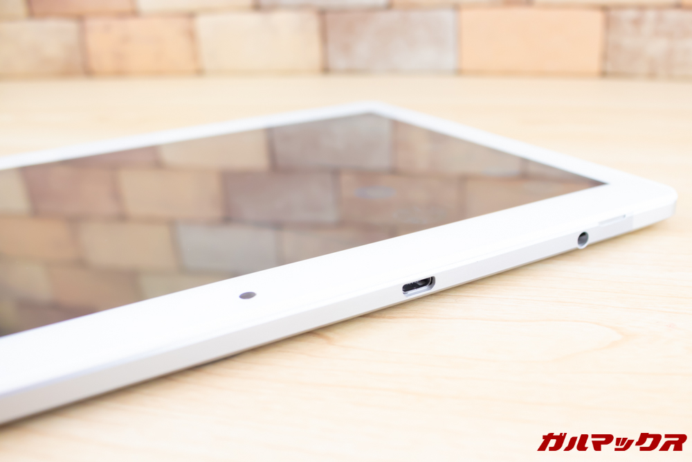 ALLDOCUBE M5Xの充電端子は台形で裏表のあるMicroUSB端子です。