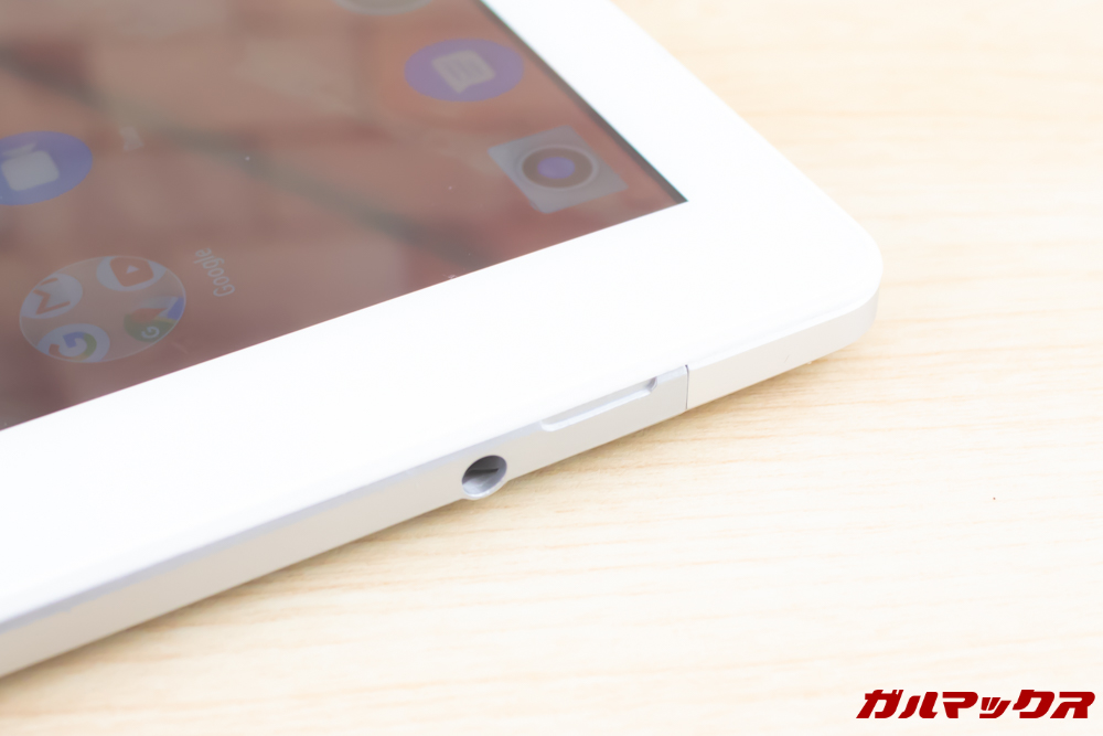 ALLDOCUBE M5Xの本体背面上部は樹脂製カバー。くぼんでいる部分に爪を引っ掛けて引っ張ると外れます。