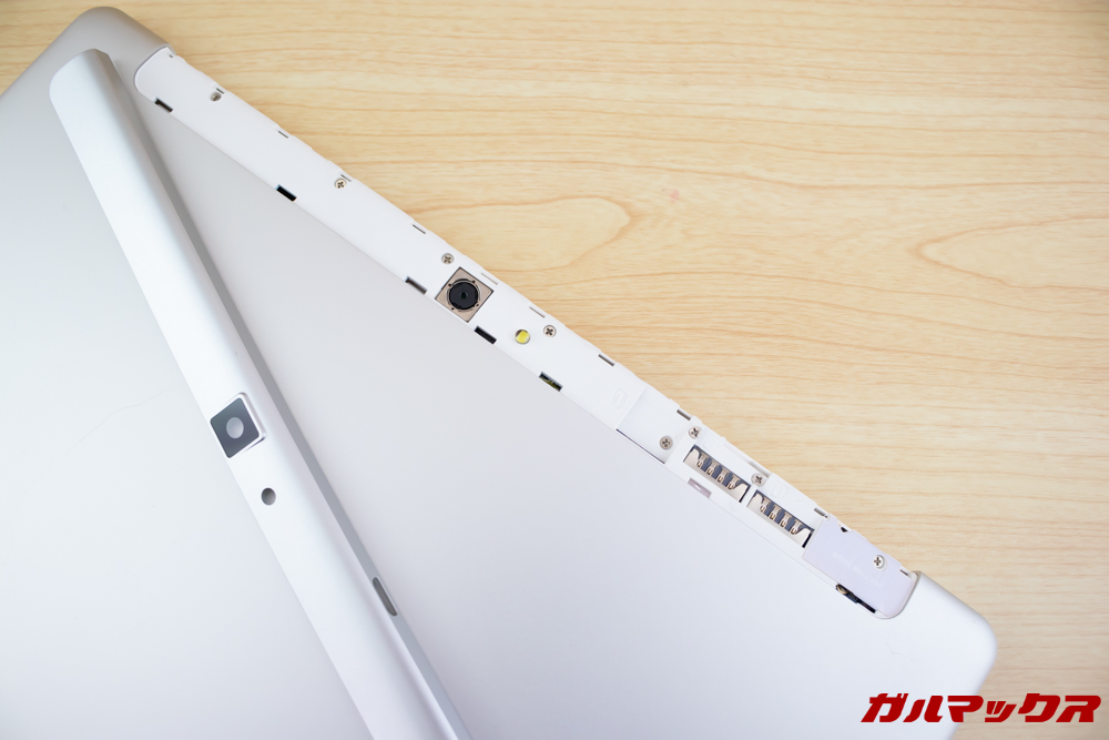 ALLDOCUBE M5Xの背面カバーを取り外すとSDスロットやSIMスロットにアクセス可能です。