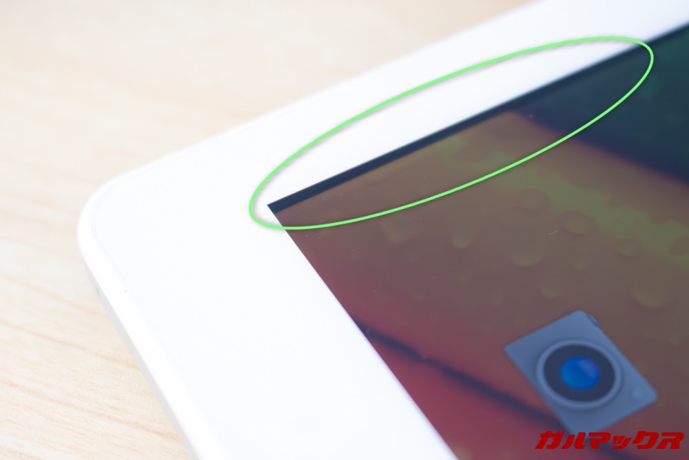 ALLDOCUBE M5Xのディスプレイは表面パネルと液晶に隙間がある。