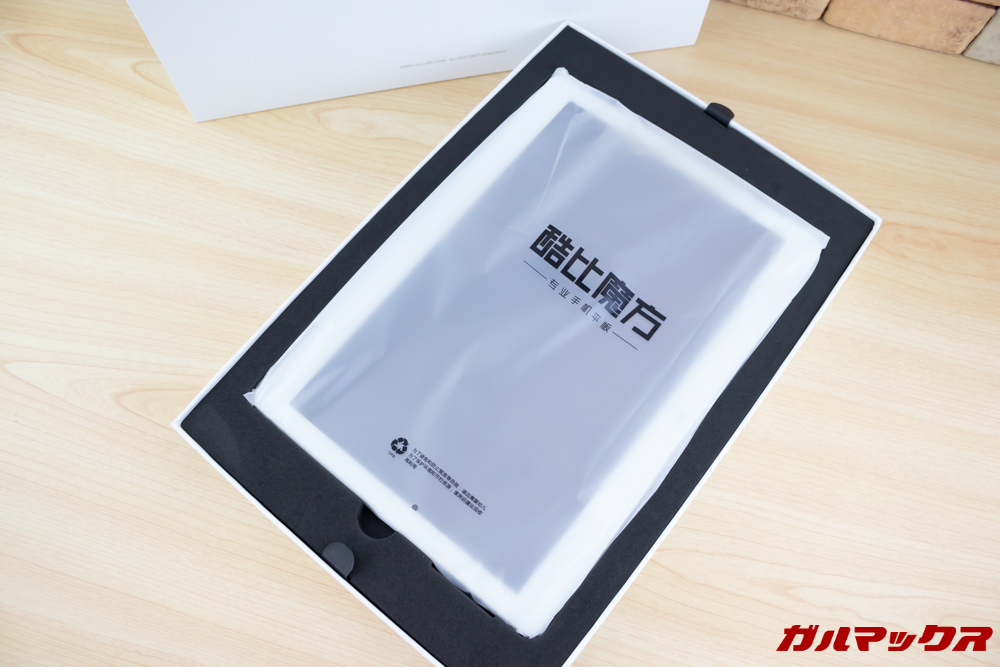 ALLDOCUBE M5Xはスポンジ材に守られて最上段に梱包されていました。