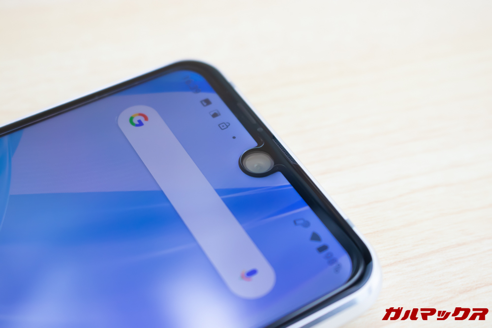 AQUOS R2 CompactにPDA工房製の保護フィルム(9Hシリーズ)を貼り付け。インカメラ周りもピッタリ