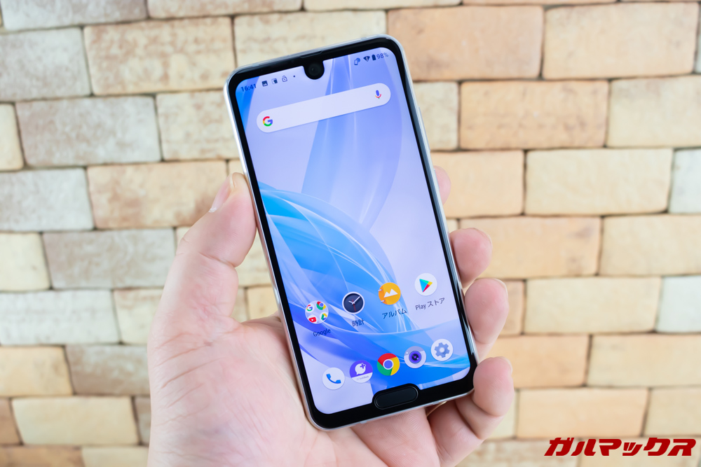 AQUOS R2 Compactはその名の通り超コンパクト。手の小さい僕でも全く問題なし。