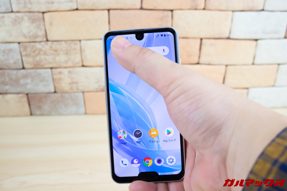 AQUOS R2 Compactのサイズなら画面の端まで片手でタップができる。