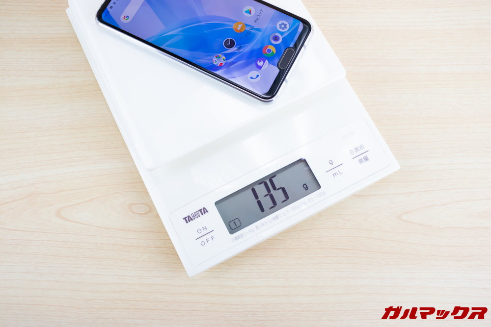 AQUOS R2 Compactの重量は実測値で135g。凄く軽いです。