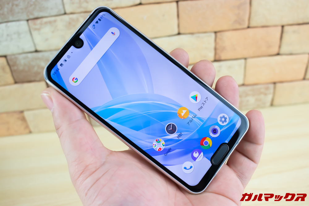AQUOS R2 Compactはインカメラ周りと指紋センサー周りの2箇所をノッチ化することで大画面を搭載しています。