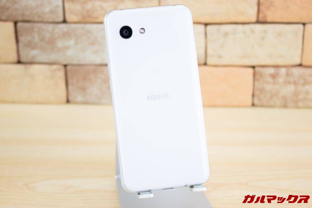 AQUOS R2 Compactの背面はツルッとした質感で美しい。