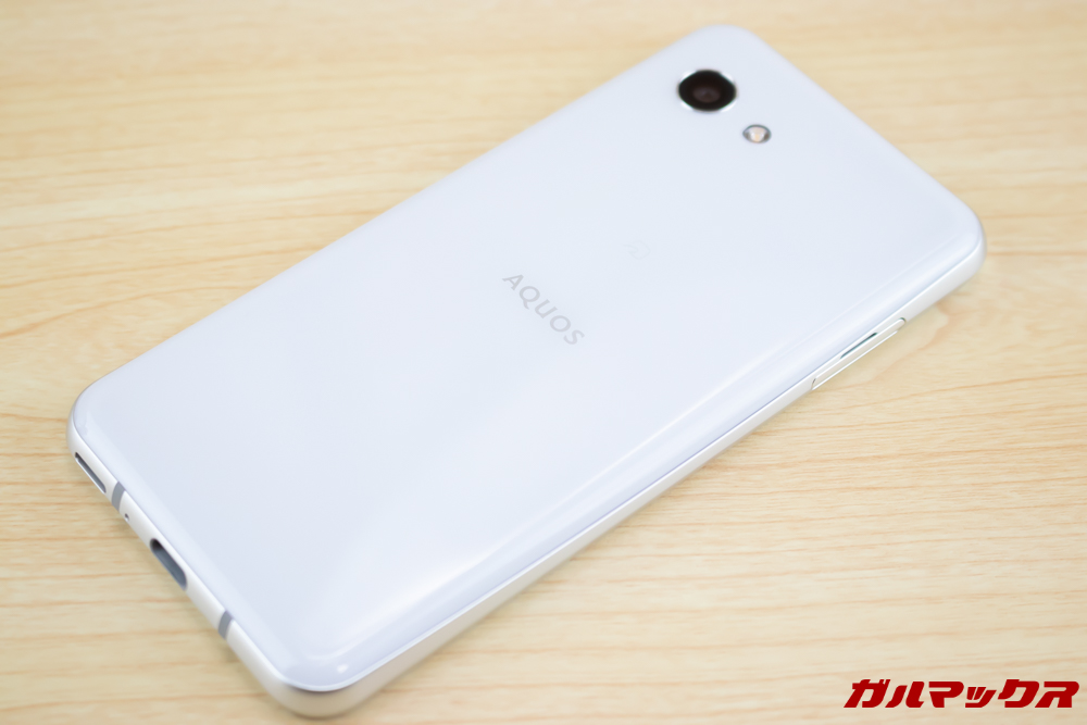 AQUOS R2 Compactは4つの角が丸みを帯びているので持ち心地が凄く良い。