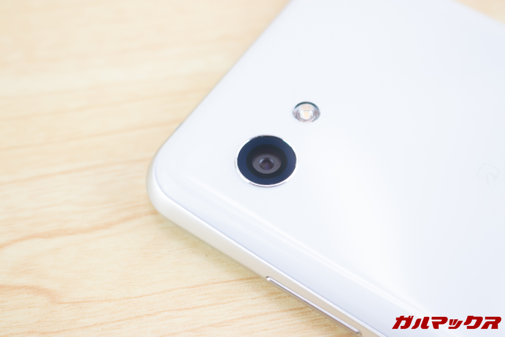 AQUOS R2 Compactの背面にはシングルAIカメラを搭載。