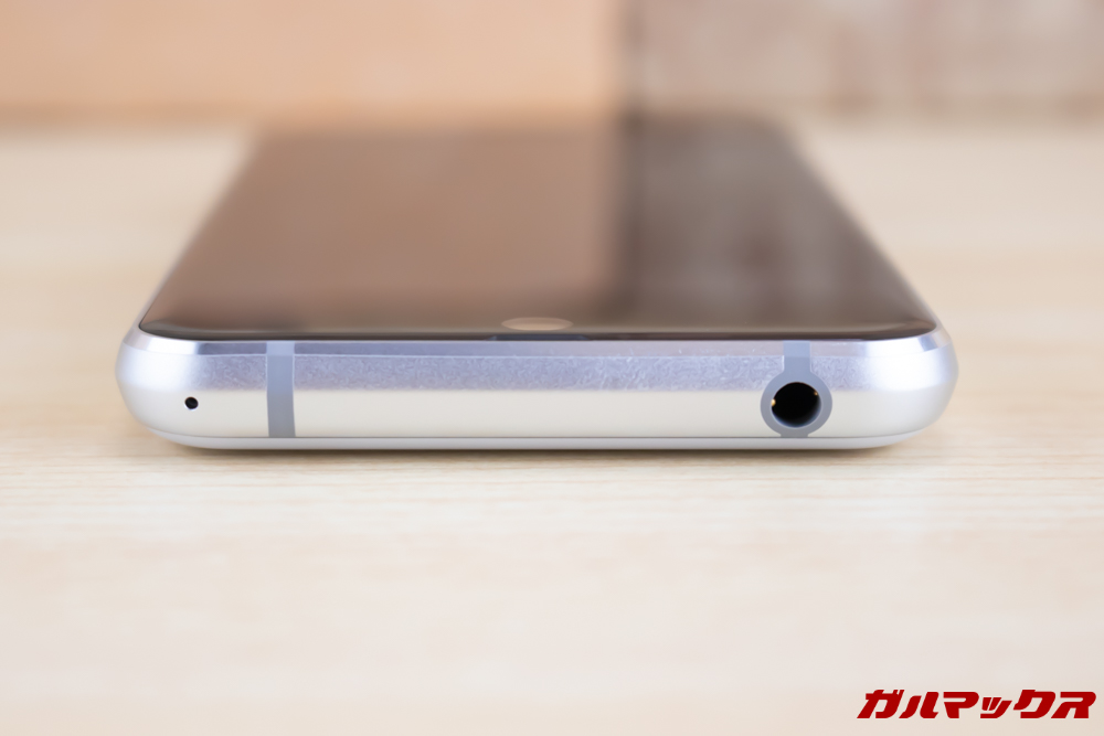 AQUOS R2 Compactの本体上部にはイヤホンジャックが備わっています。