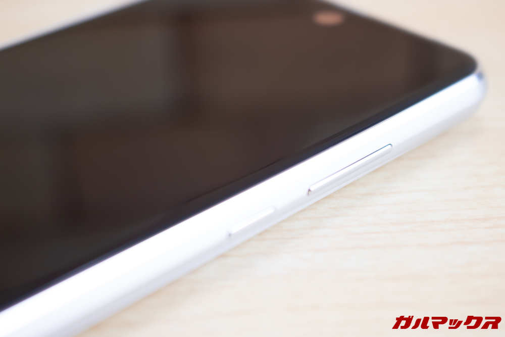 AQUOS R2 Compactのボタン類は画面右側面。