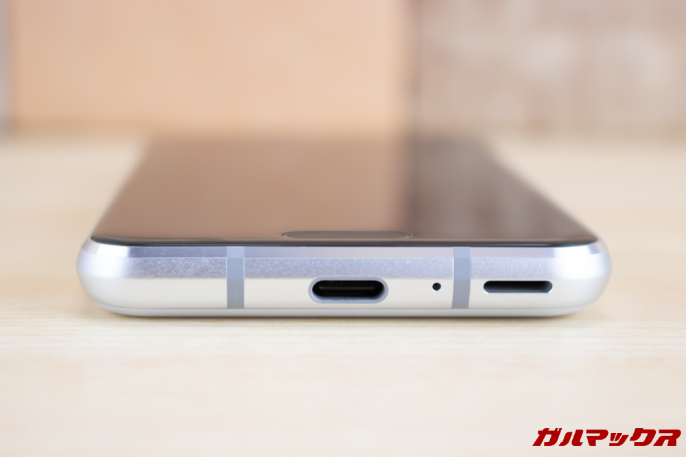 AQUOS R2 Compactの本体下部はUSB-C端子とスピーカーが搭載されています。