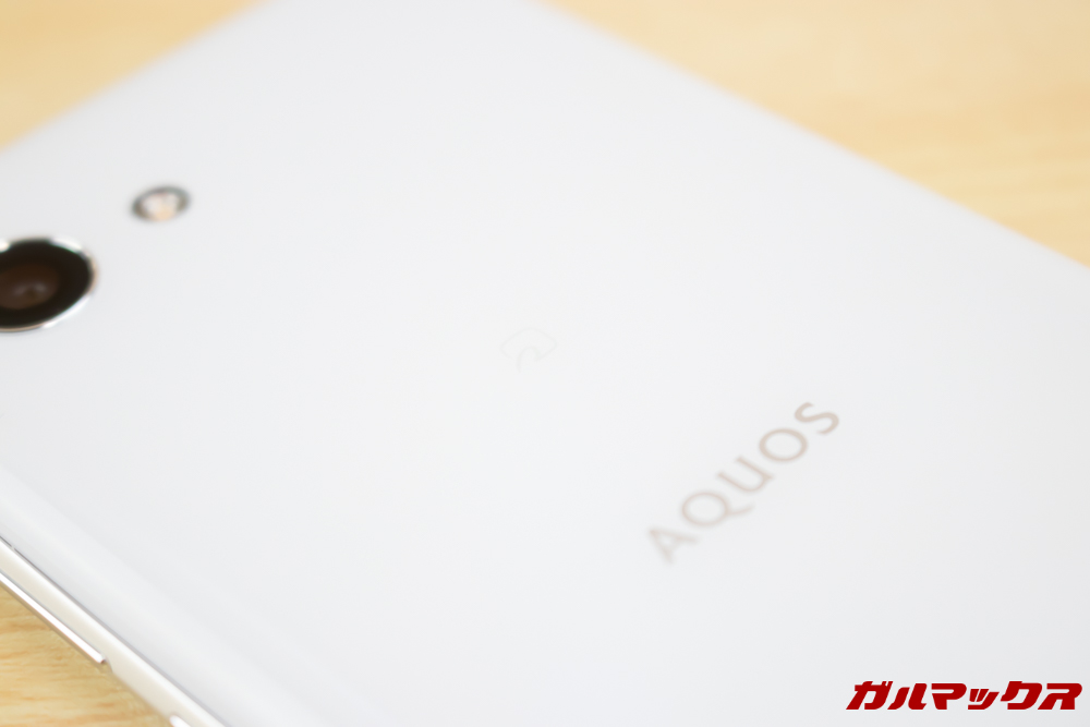 AQUOS R2 CompactのFeliCaは背面のAQUOSロゴの上辺り。