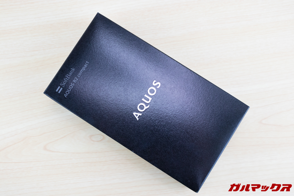 AQUOS R2 Compactの外箱はブラックボックス。