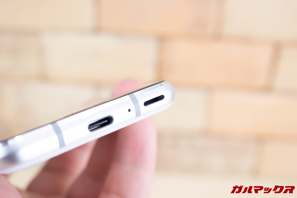 AQUOS R2 Compactのスピーカーはモノラル仕様。