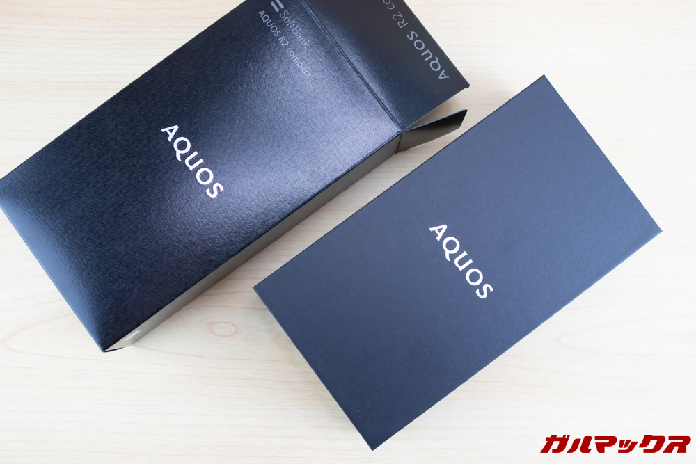 AQUOS R2 Compactの内箱とは分離タイプとなっています。