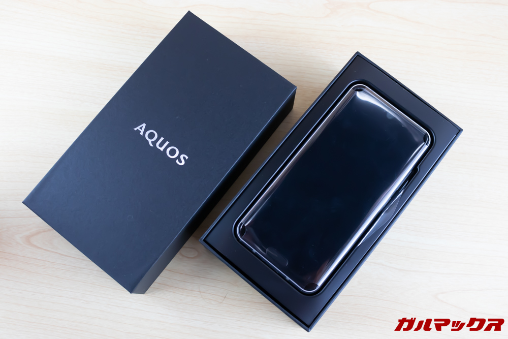 AQUOS R2 Compactの化粧箱を開けると最上段に本体が入っているので落とさないように注意!