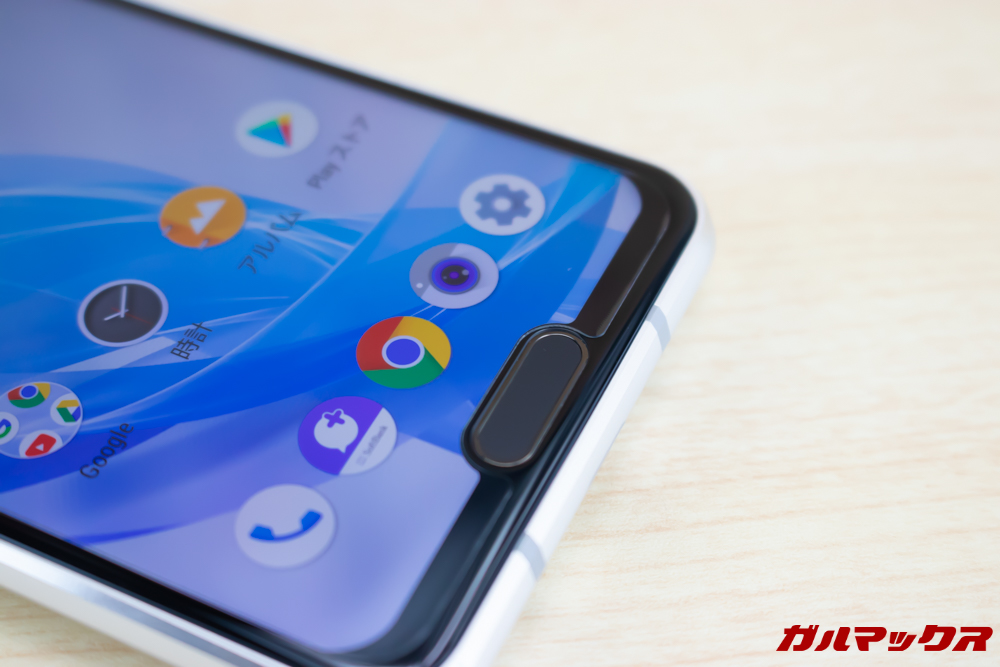 AQUOS R2 CompactにPDA工房製の保護フィルム(9Hシリーズ)を貼り付け。指紋認証ユニット周りもピッタリ