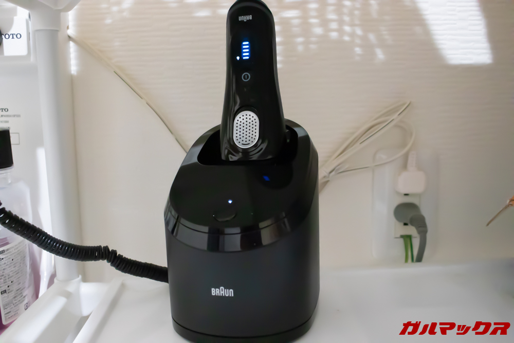 BRAUN Series 9（9250cc-P）は利用後に洗浄器に放り込むだけでOK。