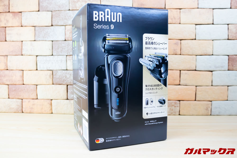 BRAUN Series 9（9250cc-P）の外箱には様々な製品特徴が記載されているので店頭で触りながら製品チェックするにも見やすいパッケージです。