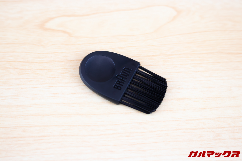 BRAUN Series 9（9250cc-P）にはお手入れブラシが備わっています。