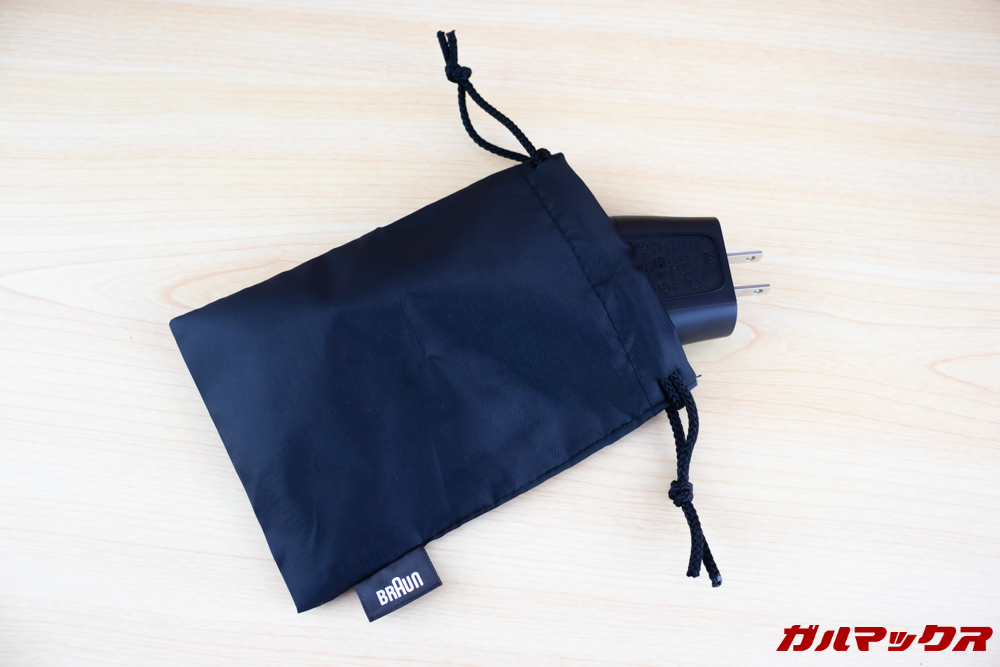 BRAUN Series 9（9250cc-P）のポーチはサイズ的に充電ケーブルなどを入れる用途です。