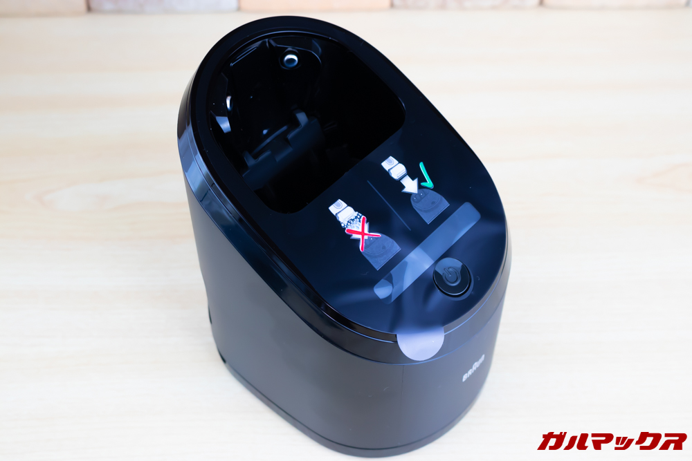 BRAUN Series 9（9250cc-P）には本体の充電も出来る洗浄器が同梱されています。
