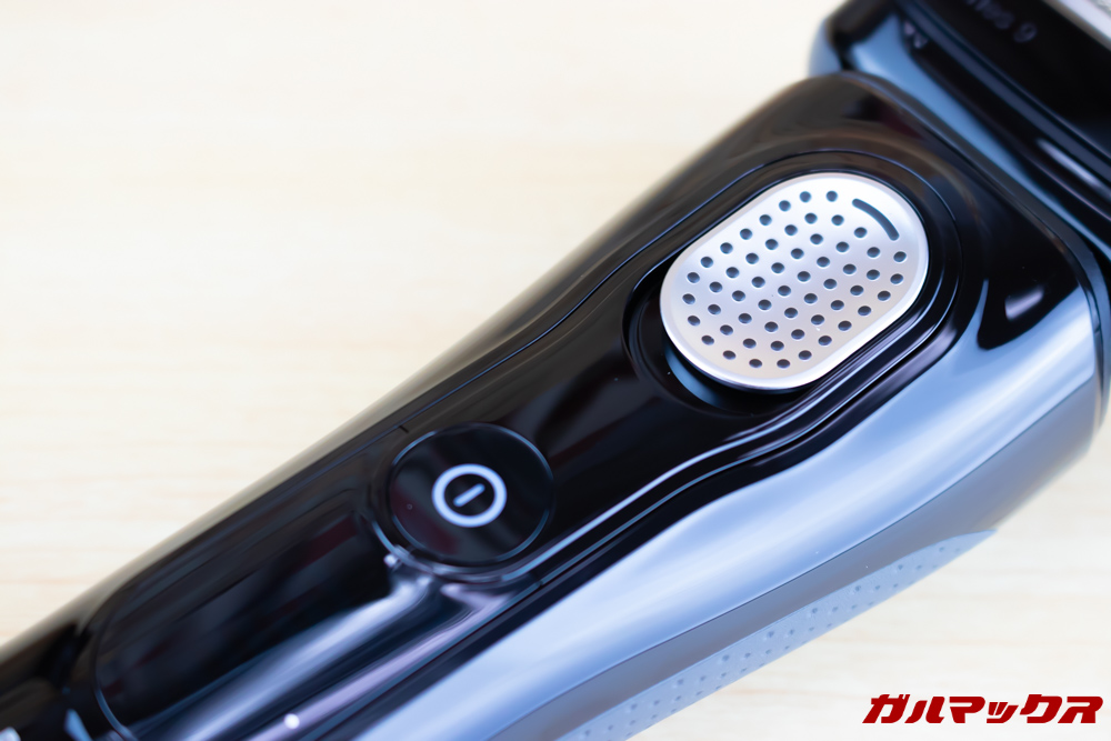 BRAUN Series 9（9250cc-P）はバッテリー残量などを表示出来るブルーLEDディスプレイが内蔵されています。