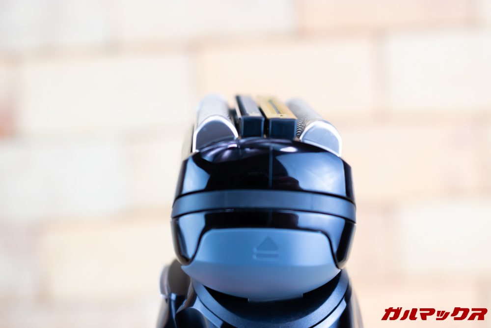 BRAUN Series 9（9250cc-P）の刃の部分も大きく可動します。