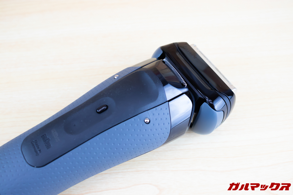 BRAUN Series 9（9250cc-P）の本体背面にはキワゾリ刃が搭載されています。