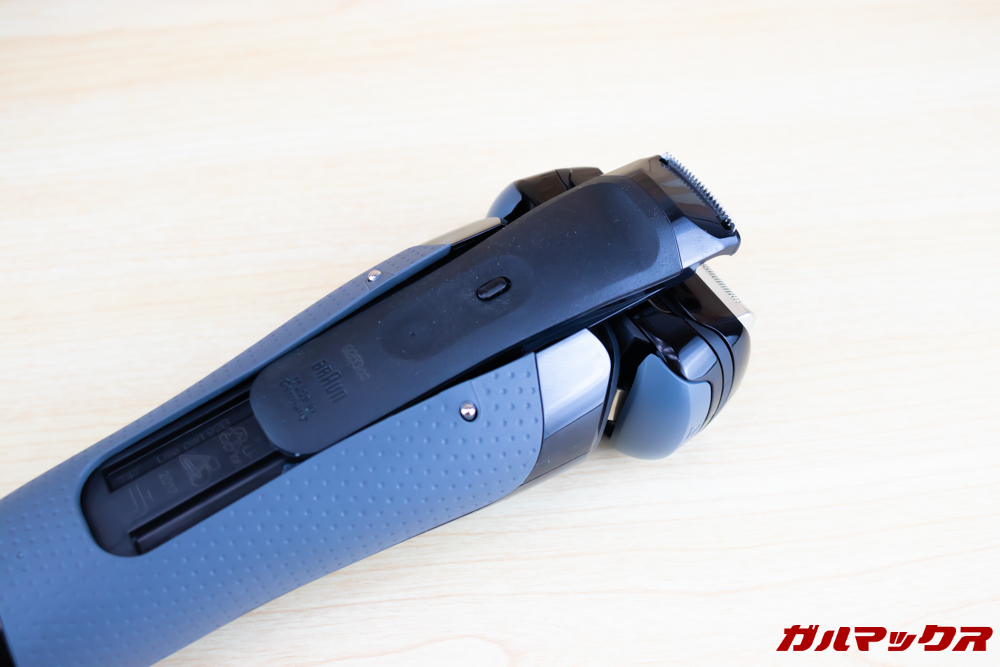 BRAUN Series 9（9250cc-P）のキワゾリ刃はロックを解除しながら上部にスライドすることでロック解除されます。