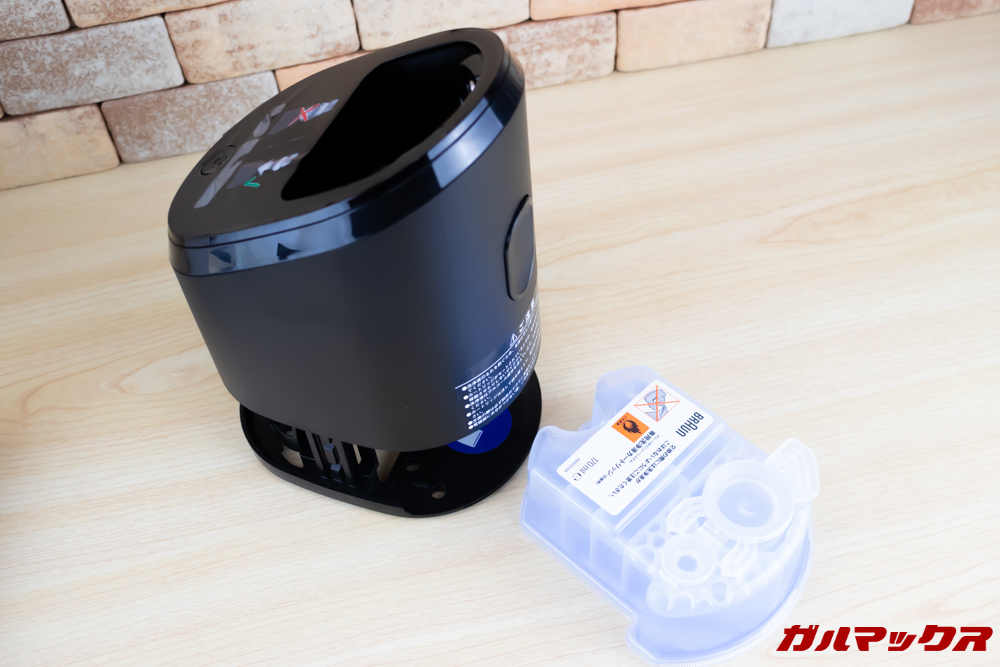 BRAUN Series 9（9250cc-P）の下部に洗浄液のキャップを外して入れます