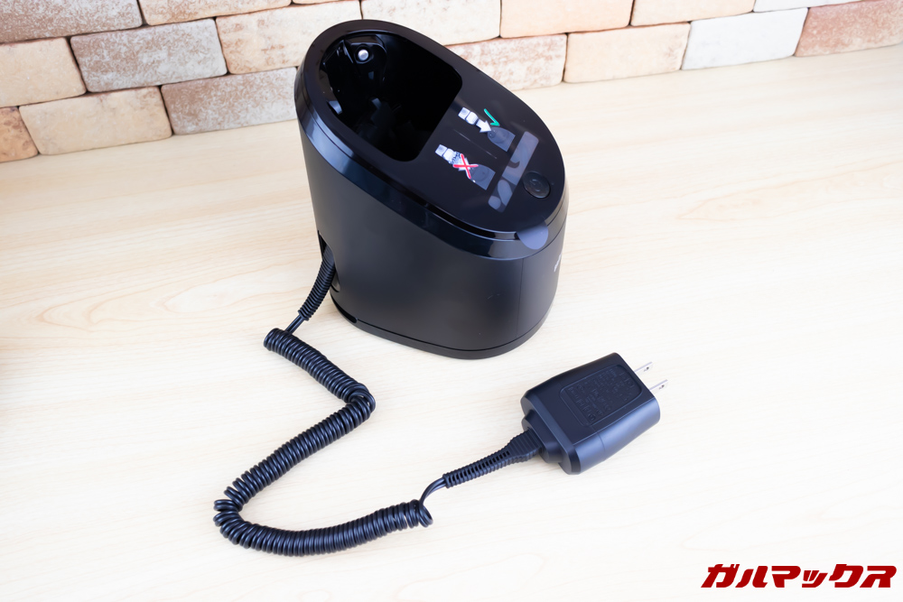 BRAUN Series 9（9250cc-P）の洗浄器側面に充電コード差込口があるので差し込んで通電すると準備OK。