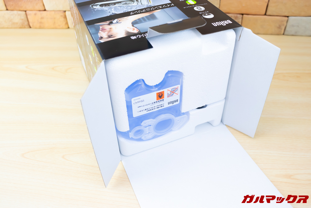 BRAUN Series 9（9250cc-P）の梱包は丁寧で発泡スチロールにしっかり守られていました。