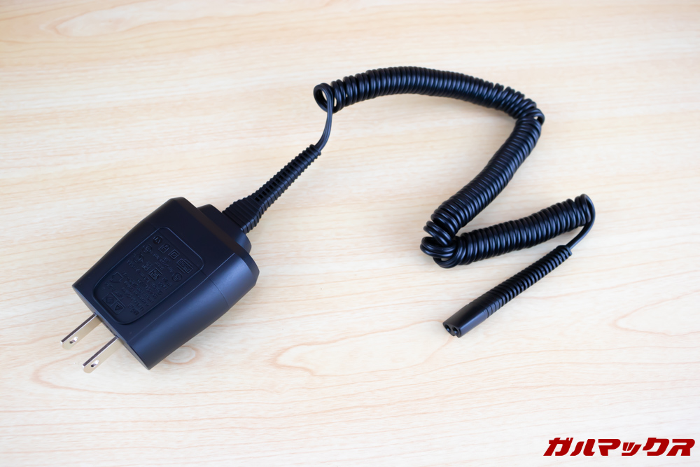 BRAUN Series 9（9250cc-P）の充電器はカールコードで柔らかく取り回しやすいです。