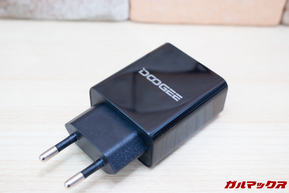 DOOGEE S70には超急速充電器が付属しています。