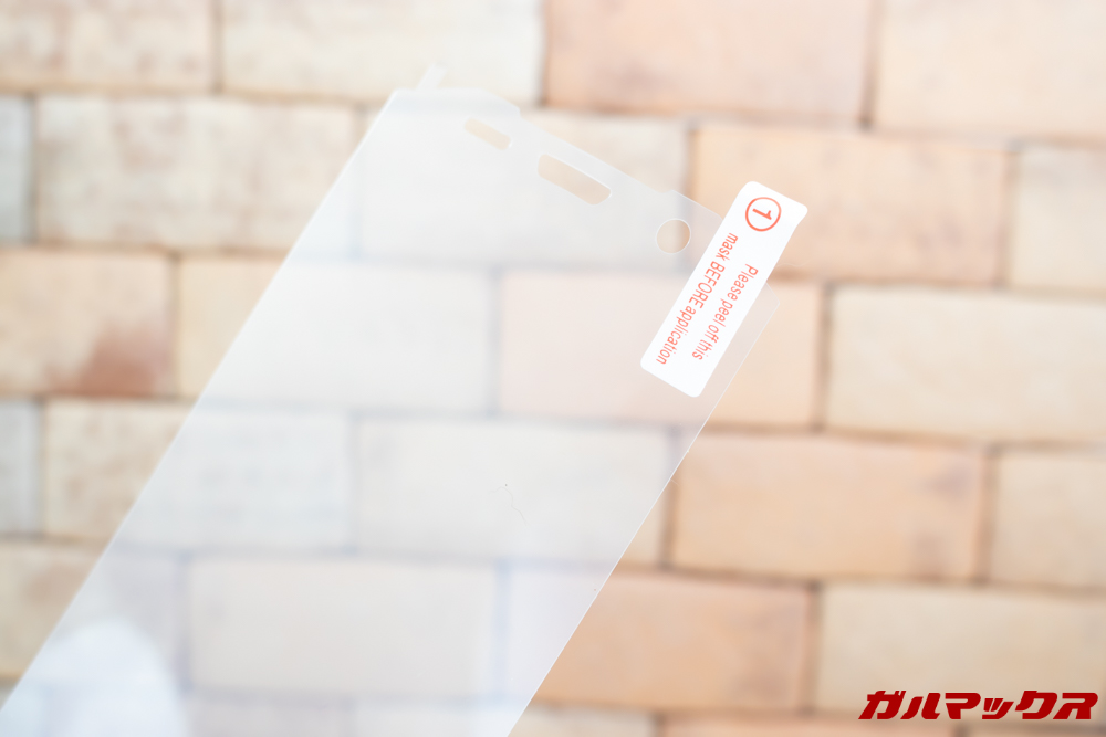 DOOGEE S70は自分で貼り付けるタイプの保護フィルムが付属しています。