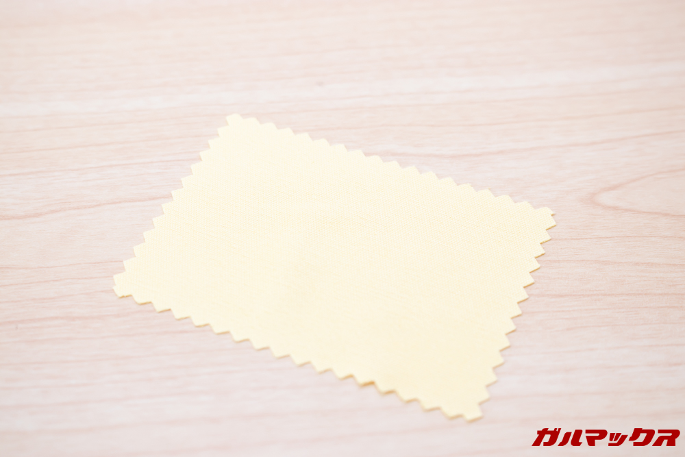 DOOGEE S70は画面ふきのクロスも入っていました。