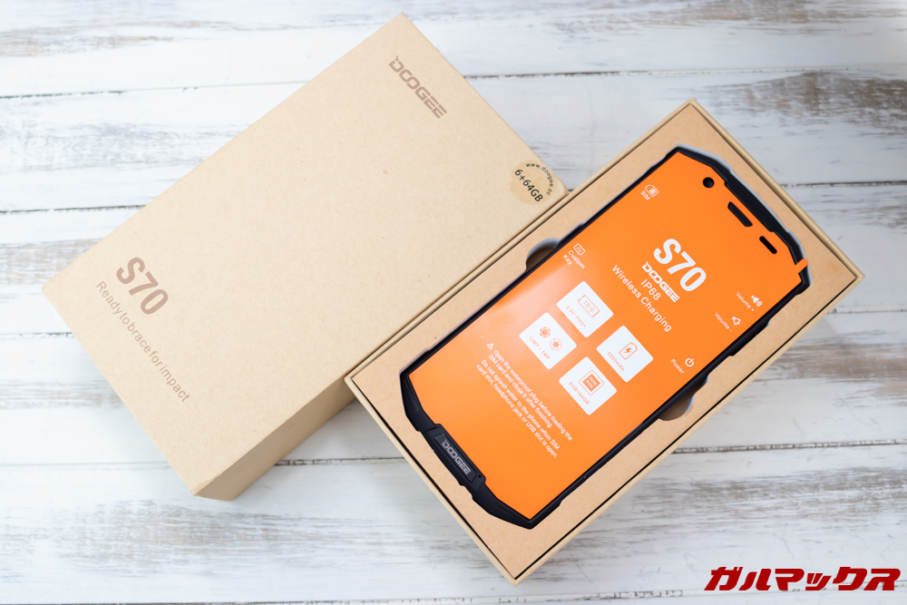 DOOGEE S70は分厚いスポンジに守られて梱包されています。